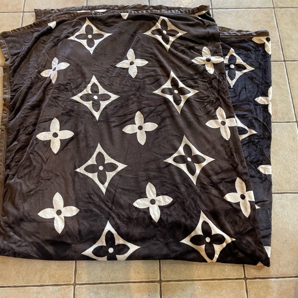 Other - New Super Plush Blanket - Bedding